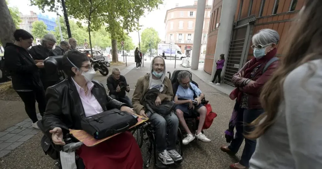 Activistes handicapés après le procès à Toulouse
