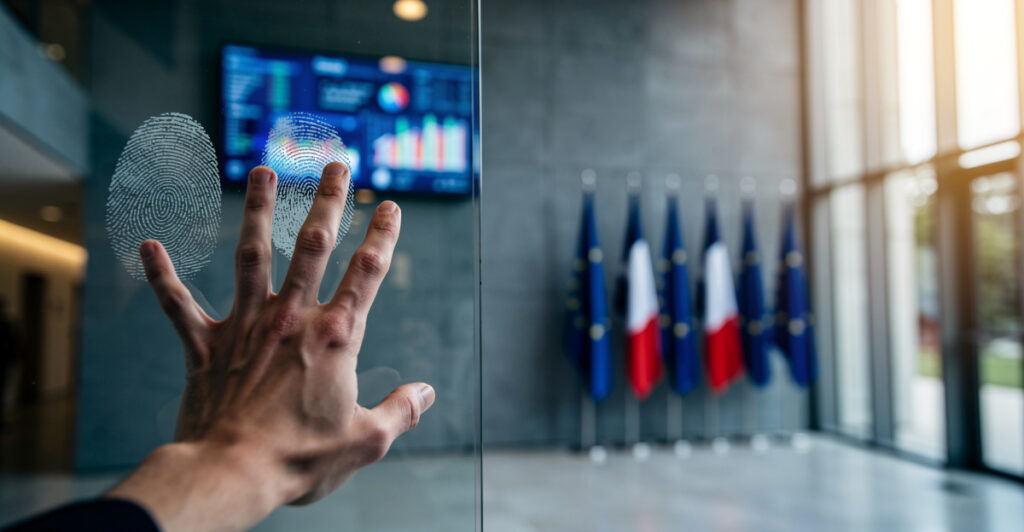 Empreinte digitale sur surface vitree avec drapeaux europeens - arret CJUE Comdribus donnees biometriques