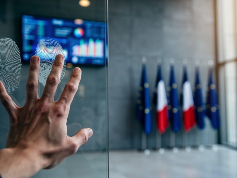 Empreinte digitale sur surface vitree avec drapeaux europeens - arret CJUE Comdribus donnees biometriques