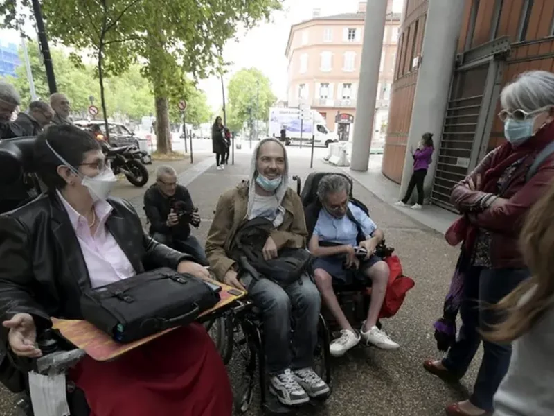 Activistes handicapés après le procès à Toulouse